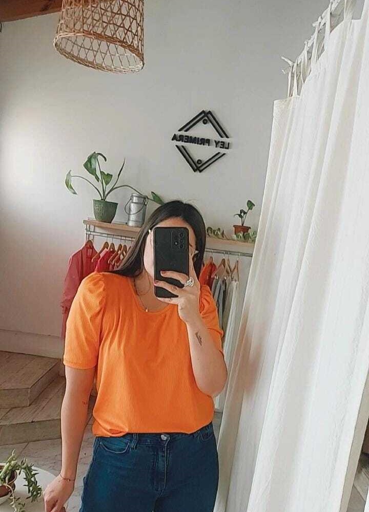 remera naranja